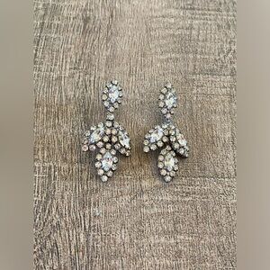 Vintage women’s costume jewelry rhinestone metal oval tear drop detail earrings